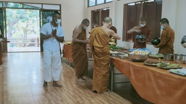 บัวขาว ปฏิบัติธรรมในวันเกิด บัวขาว ปฏิบัติธรรมในวันเกิด