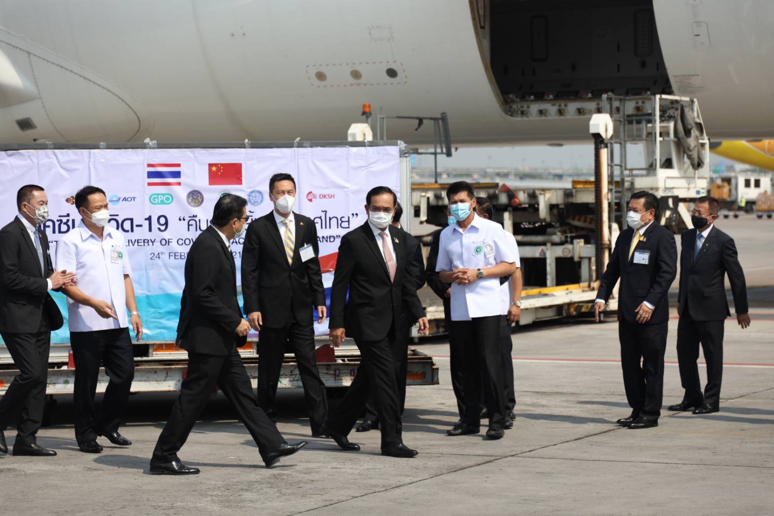 นายกฯรับมอบ ‘วัคซีนซิโนแวค’ ยืนยันฟื้นศก.-คืนรอยยิ้มให้คนไทย