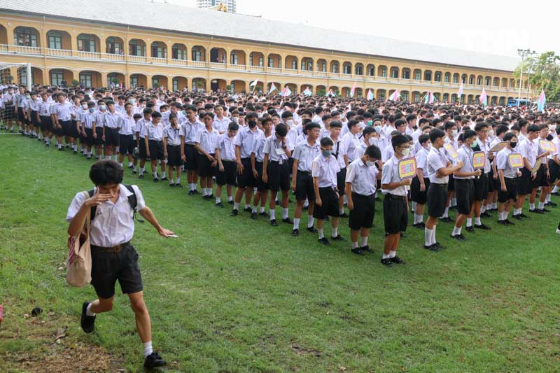 รุ่นพี่รับรุ่นน้องสวนกุหลาบ ร่วมเคารพธงชาติเปิดเทอมวันแรก รุ่นพี่รับรุ่นน้องสวนกุหลาบ ร่วมเคารพธงชาติเปิดเทอมวันแรก