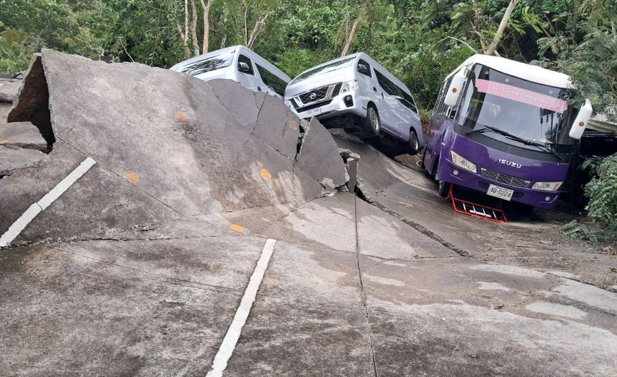 ดินภูเขาสไลด์ดันที่จอดรถเทศบาลเบตงถล่ม ดินภูเขาสไลด์ดันที่จอดรถเทศบาลเบตงถล่ม