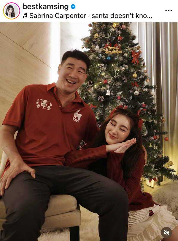 เบสท์ รักษ์วนีย์ เผยอาการคุณพ่อ สมรักษ์ คำสิงห์ กลับมาใช้ชีวิตได้ปกติ 85% แล้ว เบสท์ รักษ์วนีย์ เผยอาการคุณพ่อ สมรักษ์ คำสิงห์ กลับมาใช้ชีวิตได้ปกติ 85% แล้ว