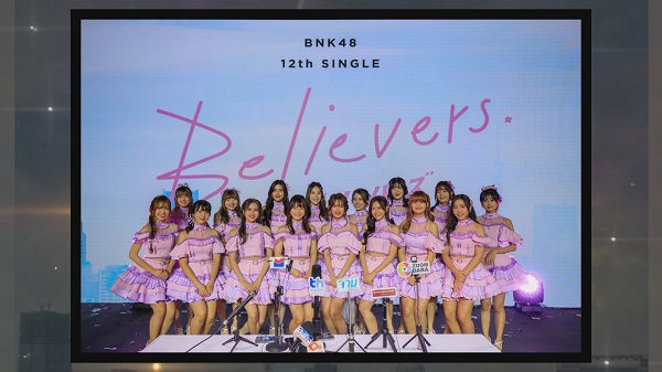 BNK48 หัวใจฟูรุ่นพี่จาก AKB48 เขียนเนื้อเพลง และออกแบบท่าเต้นให้ (มีคลิป)