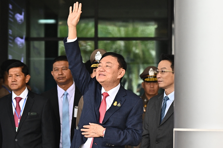 ประมวลภาพ ทักษิณ ชินวัตร ถึงเมืองไทย ยกมือไหว้-ทักทายประชาชน ประมวลภาพ ทักษิณ ชินวัตร ถึงเมืองไทย ยกมือไหว้-ทักทายประชาชน