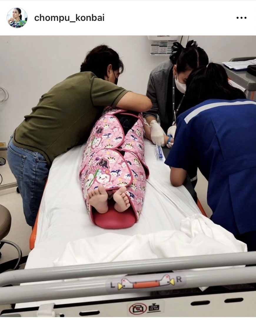 ชมพู่ก่อนบ่าย โพสต์ตัดพ้อ ลูกชายคนโตช็อกเข้ารพ. ไม่ได้ไปหา ชมพู่ก่อนบ่าย โพสต์ตัดพ้อ ลูกชายคนโตช็อกเข้ารพ. ไม่ได้ไปหา