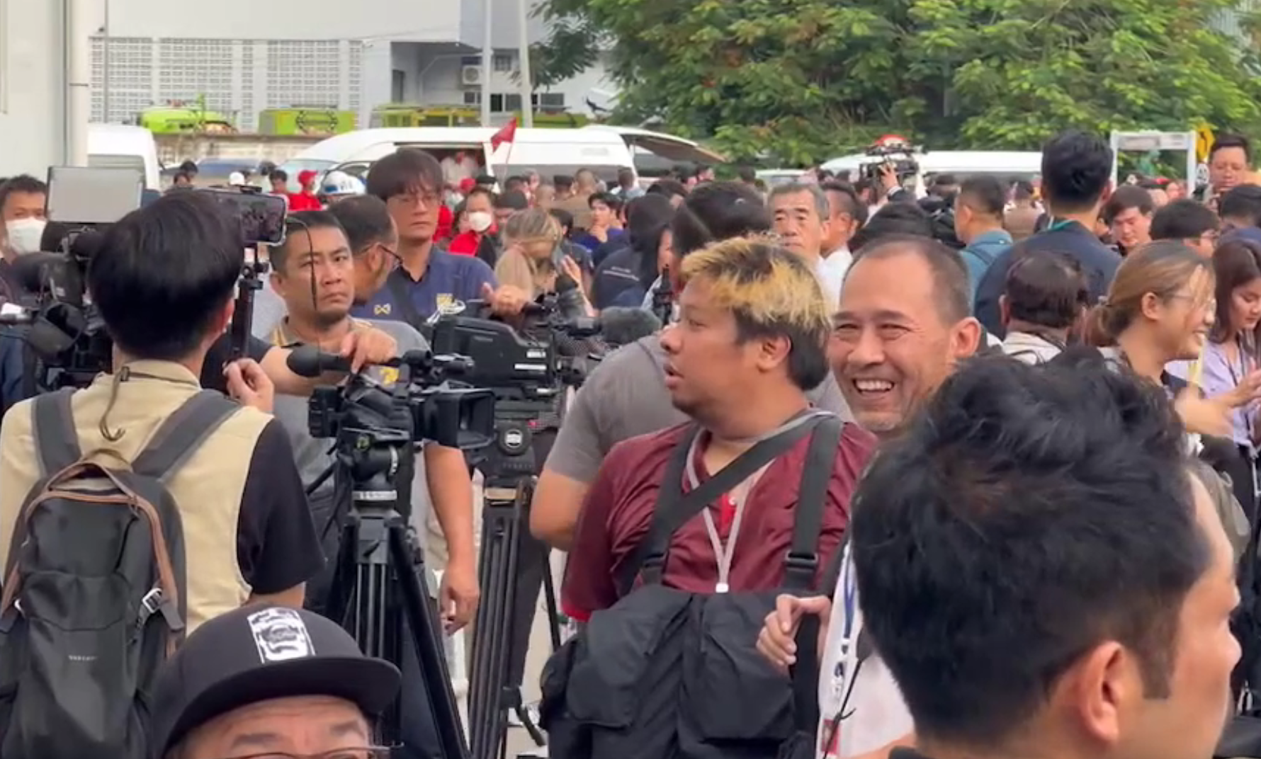 “ทักษิณกลับไทย” เปิดภาพบรรยากาศล่าสุด!สนามบินดอนเมือง สื่อเกาะติด “ทักษิณกลับไทย” เปิดภาพบรรยากาศล่าสุด!สนามบินดอนเมือง สื่อเกาะติด