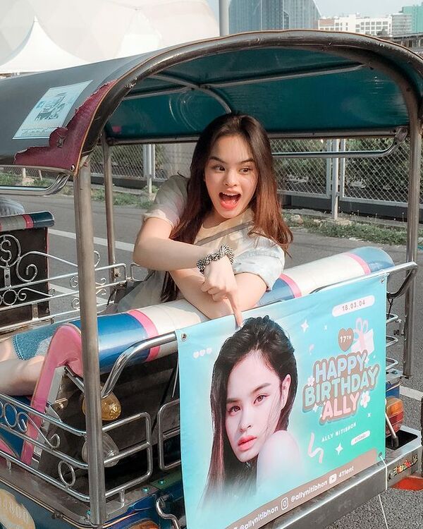 แอลลี่ สุดแฮปปี้ชาว ONLY ทุ่มสุดตัว! ฉลองวันเกิดจนเกิดแฮชแท็ก #17ยังแอ๋ว ติดเทรนด์บนทวิตเตอร์ แอลลี่ สุดแฮปปี้ชาว ONLY ทุ่มสุดตัว! ฉลองวันเกิดจนเกิดแฮชแท็ก #17ยังแอ๋ว ติดเทรนด์บนทวิตเตอร์