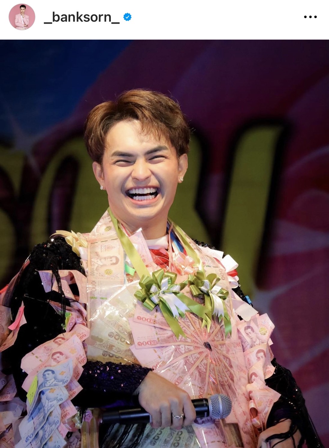 แบงค์ ศรราม  ขอบพระคุณ แม่ๆ จัดของขวัญวันเกิดสุดว้าว เป็นเค้กและพวงมาลัยธนบัตร 