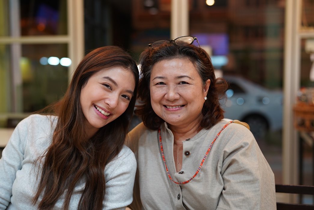 คุณแม่ มิว นิษฐา ชี้แจงเรื่องจริง หลังเจอดราม่าโทษคนขับรถติดโควิด คุณแม่ มิว นิษฐา ชี้แจงเรื่องจริง หลังเจอดราม่าโทษคนขับรถติดโควิด