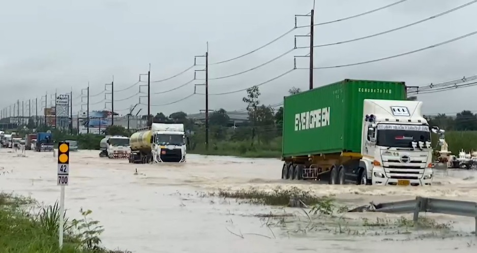 ระยองอ่วม! ฝนถล่มต่อเนื่อง ถนนสาย 36 ถูกน้ำท่วมต้องปิดการจราจร