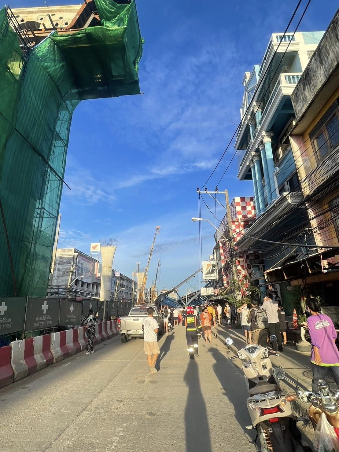 คลิปวินาที! คานสะพานย่านลาดกระบังทรุดตัวพังถล่ม ล่าสุดพบผู้เสียชีวิต 2 ราย คลิปวินาที! คานสะพานย่านลาดกระบังทรุดตัวพังถล่ม ล่าสุดพบผู้เสียชีวิต 2 ราย