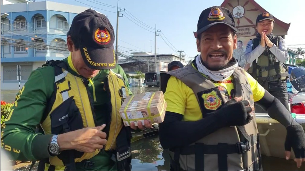 ไทด์ เอกพันธ์ มอบเงิน 1 ล้านบาท ให้ บิณฑ์ บรรลือฤทธิ์ เพื่อช่วยเหลือน้ำท่วมที่อุบลราชธานี ไทด์ เอกพันธ์ มอบเงิน 1 ล้านบาท ให้ บิณฑ์ บรรลือฤทธิ์ เพื่อช่วยเหลือน้ำท่วมที่อุบลราชธานี