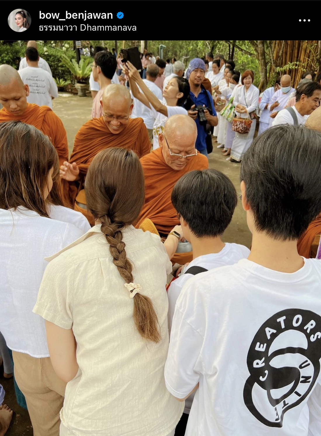 โบว์ เบญจวรรณ แท็กทีมเพื่อน เข้าวัดทำบุญวันวิสาขบูชา