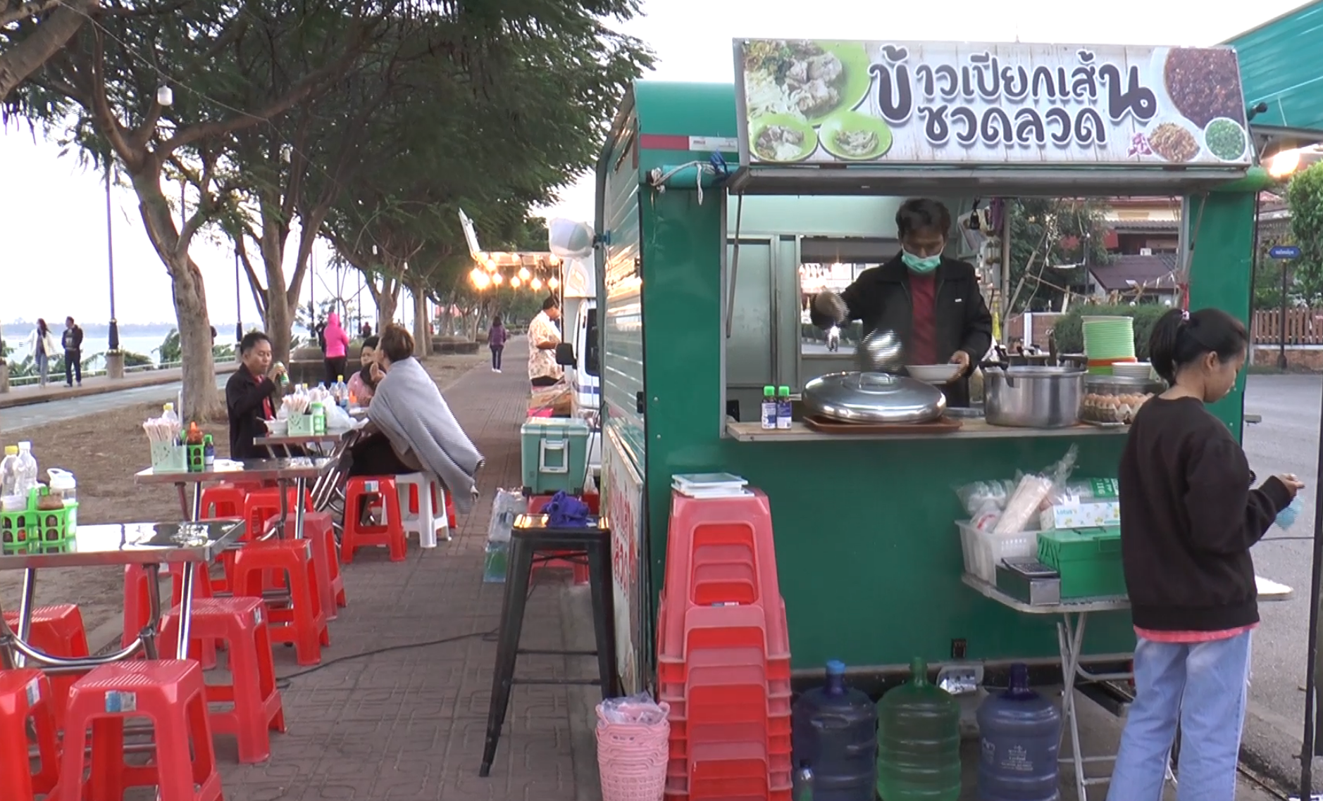 นครพนมหนาวสุดรอบปี อุณหภูมิเหลือ 15 องศาฯ คนเที่ยวริมโขงคึกคัก 
