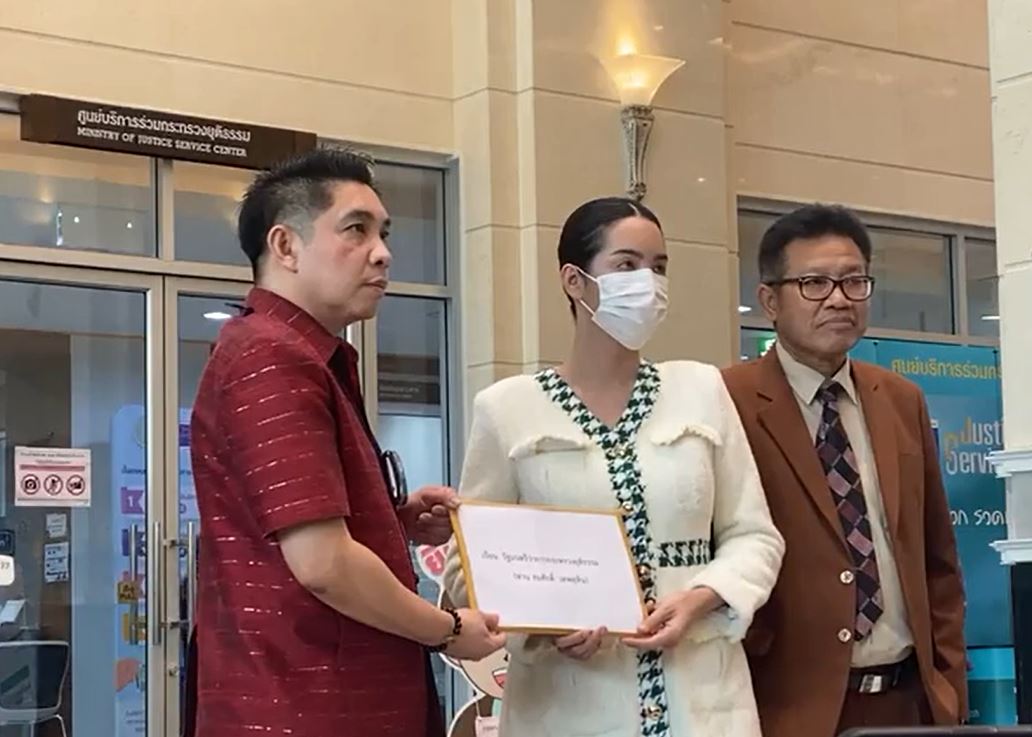 ไม่คิดหนี!! “นารา เครปกะเทย”  เข้ายื่นหนังสือขอความช่วยเหลือกระทรวงยุติธรรม เป็นตัวกลางไกล่เกลี่ยลูกค้ากล่องสุ่ม