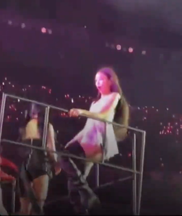 โชว์กลางสายฝน!! BLACKPINK ที่ MetLife Stadium 'เจนนี่' หวิดร่วงจากเวที โชว์กลางสายฝน!! BLACKPINK ที่ MetLife Stadium 'เจนนี่' หวิดร่วงจากเวที