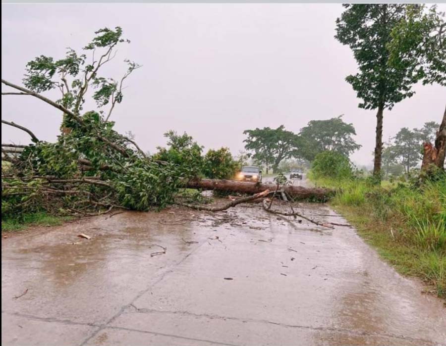 พายุฤดูร้อนถล่ม โคราช ทำไฟดับ 3 ตำบล บ้านเสียหายกว่า 1,000 หลัง
