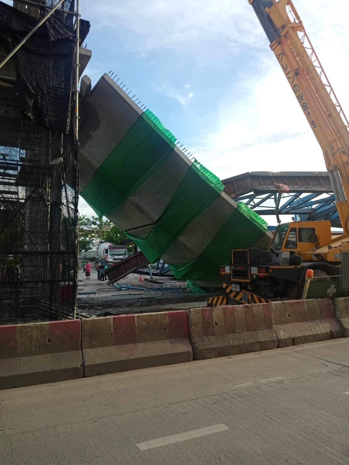 คลิปวินาที! คานสะพานย่านลาดกระบังทรุดตัวพังถล่ม ล่าสุดพบผู้เสียชีวิต 2 ราย คลิปวินาที! คานสะพานย่านลาดกระบังทรุดตัวพังถล่ม ล่าสุดพบผู้เสียชีวิต 2 ราย