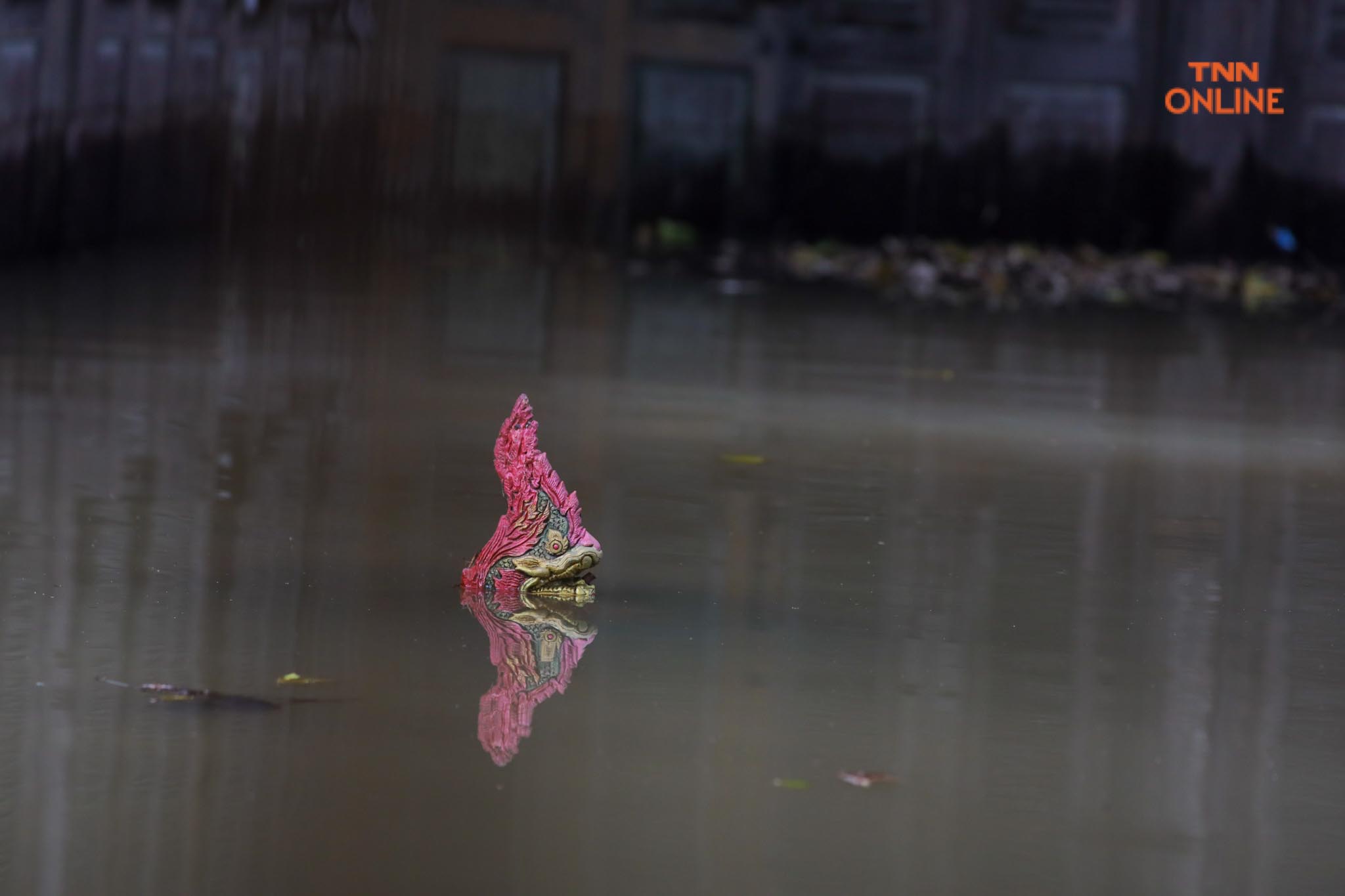 ประมวลภาพ พนังกั้นน้ำใต้สะพานซังฮี้แตกน้ำล้นท่วมผิวจราจร 