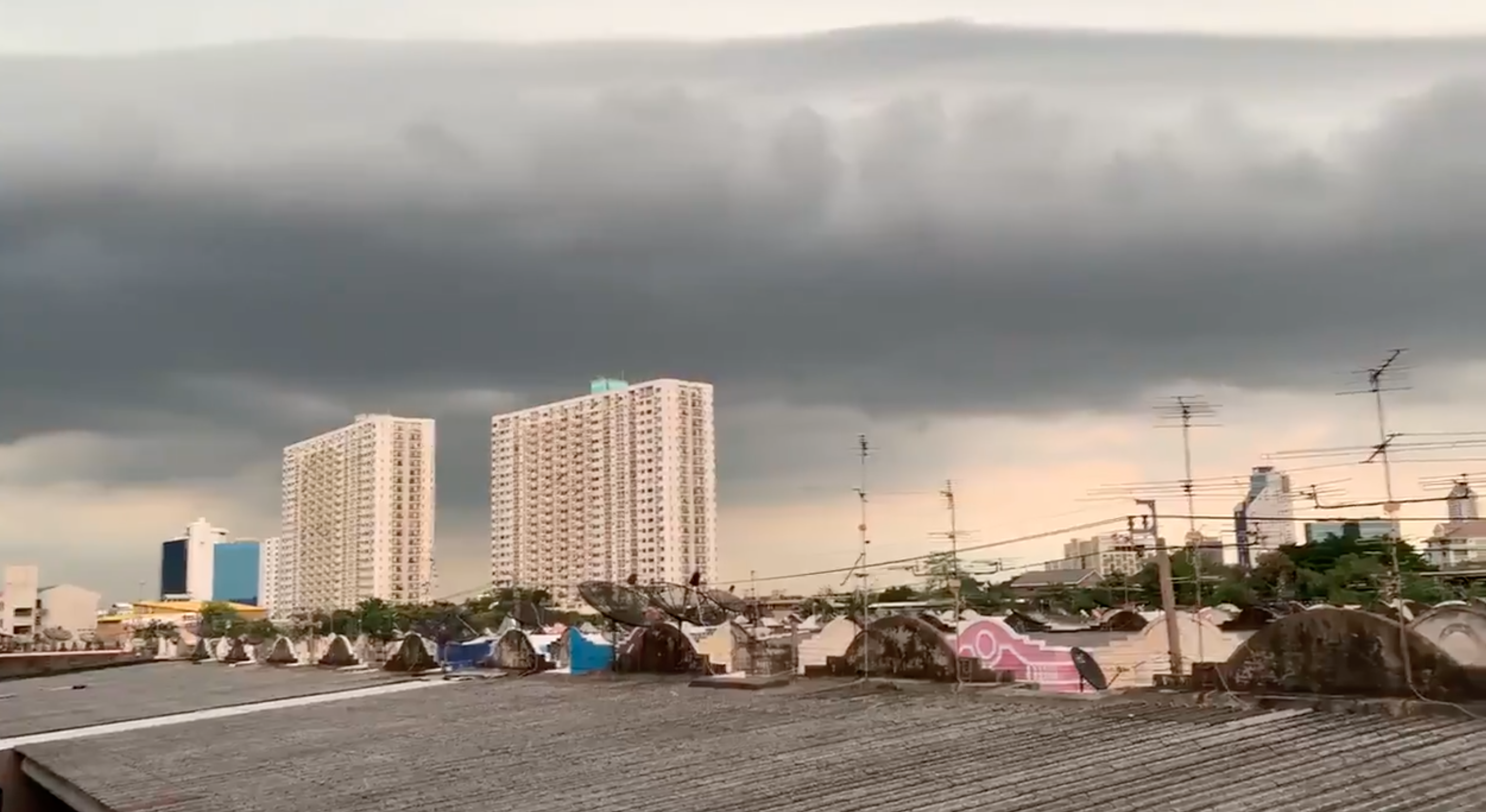 ชาวทวีตแชร์ภาพ “คลื่นเมฆ ก่อตัวเป็นแถบก่อนฝนถล่มกทม.