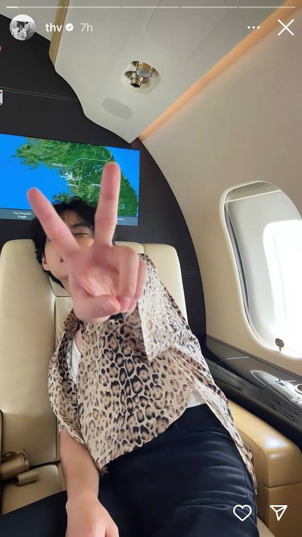 เมื่อตัวท็อปเดินทาง!! ‘ลิซ่า - วี BTS’ เผยภาพในเจ็ทส่วนตัวพาลัดฟ้าสู่ปารีส เมื่อตัวท็อปเดินทาง!! ‘ลิซ่า - วี BTS’ เผยภาพในเจ็ทส่วนตัวพาลัดฟ้าสู่ปารีส