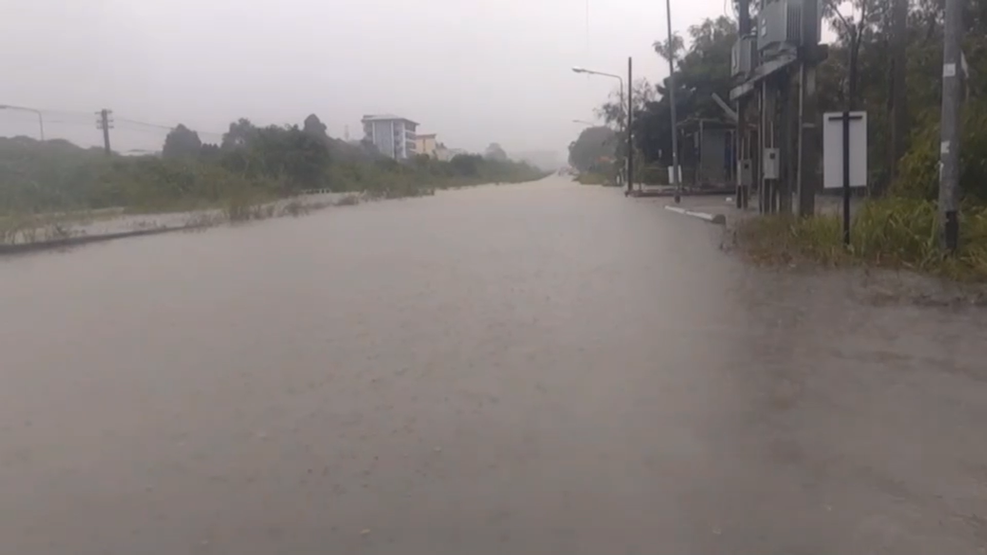 พัทยา ยังอ่วม! ฝนกระหน่ำกลางเมือง ถนนหลายสายถูกตัดขาด พัทยา ยังอ่วม! ฝนกระหน่ำกลางเมือง ถนนหลายสายถูกตัดขาด
