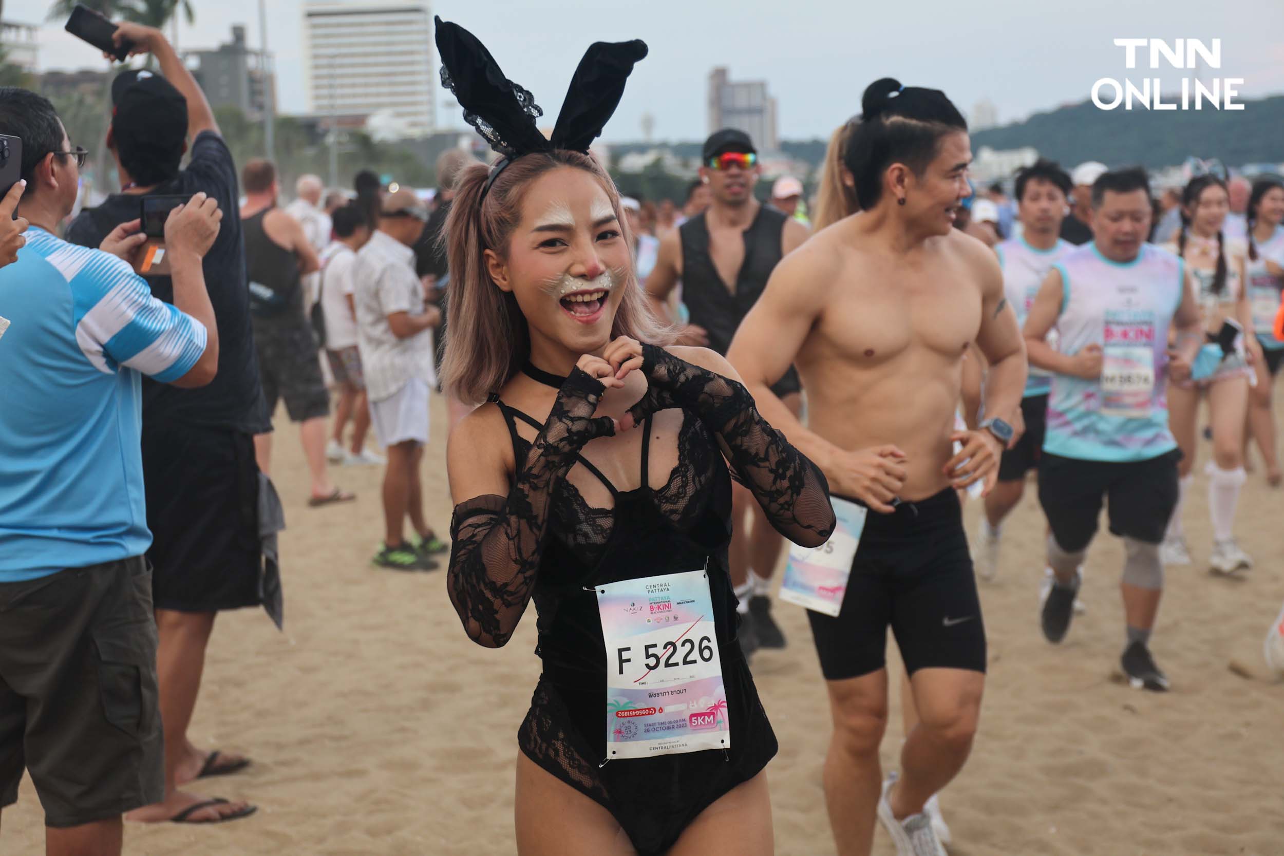 ใส่บิกินีอวดหุ่นสวย นักวิ่งกว่า 4,000 คน ร่วมวิ่งริมหาดพัทยา