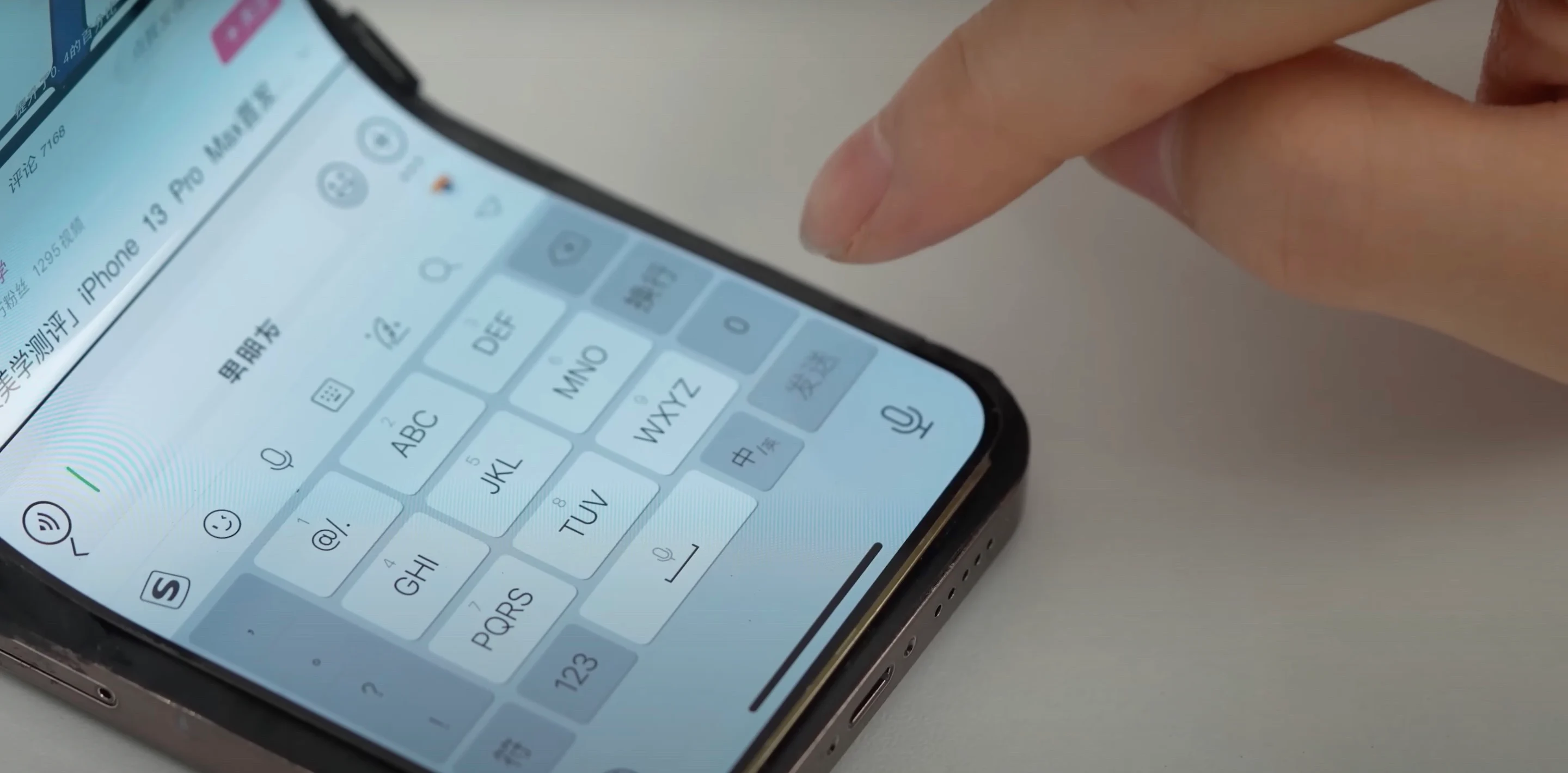ขอพับมั่ง ! ยูทูบเบอร์จีนดัดแปลง iPhone จอพับได้ แถมใช้งานได้จริง ! ขอพับมั่ง ! ยูทูบเบอร์จีนดัดแปลง iPhone จอพับได้ แถมใช้งานได้จริง !