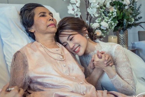 ไบรท์ พิชญทัฬห์ น้ำตาคลอ! เล่าพิธีหมั้นในรพ. ไบรท์ พิชญทัฬห์ น้ำตาคลอ! เล่าพิธีหมั้นในรพ.