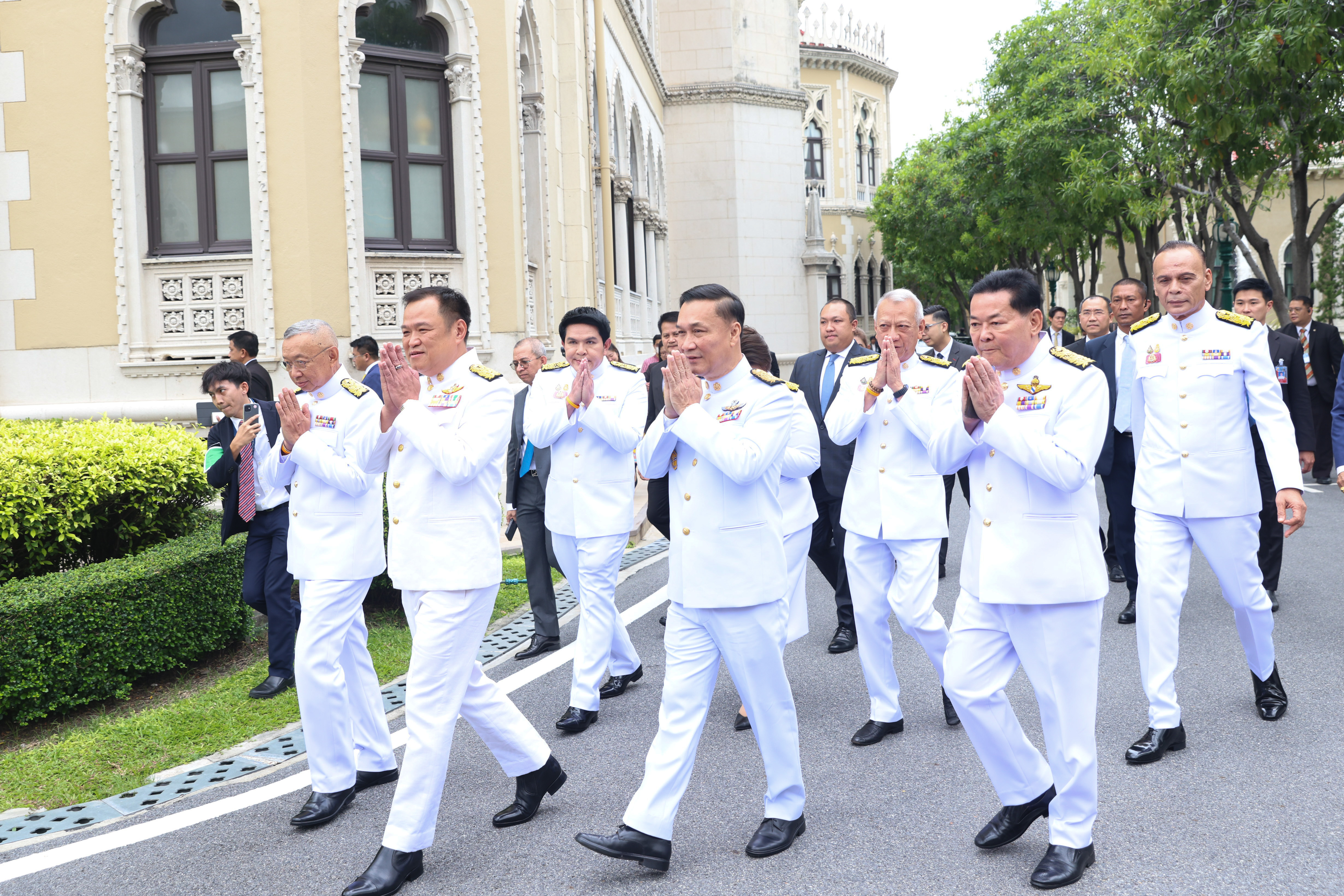 ประมวลภาพ นายกฯ นำครม.ชุดใหม่ถวายสัตย์ปฏิญาณตน-ถ่ายรูปหมู่