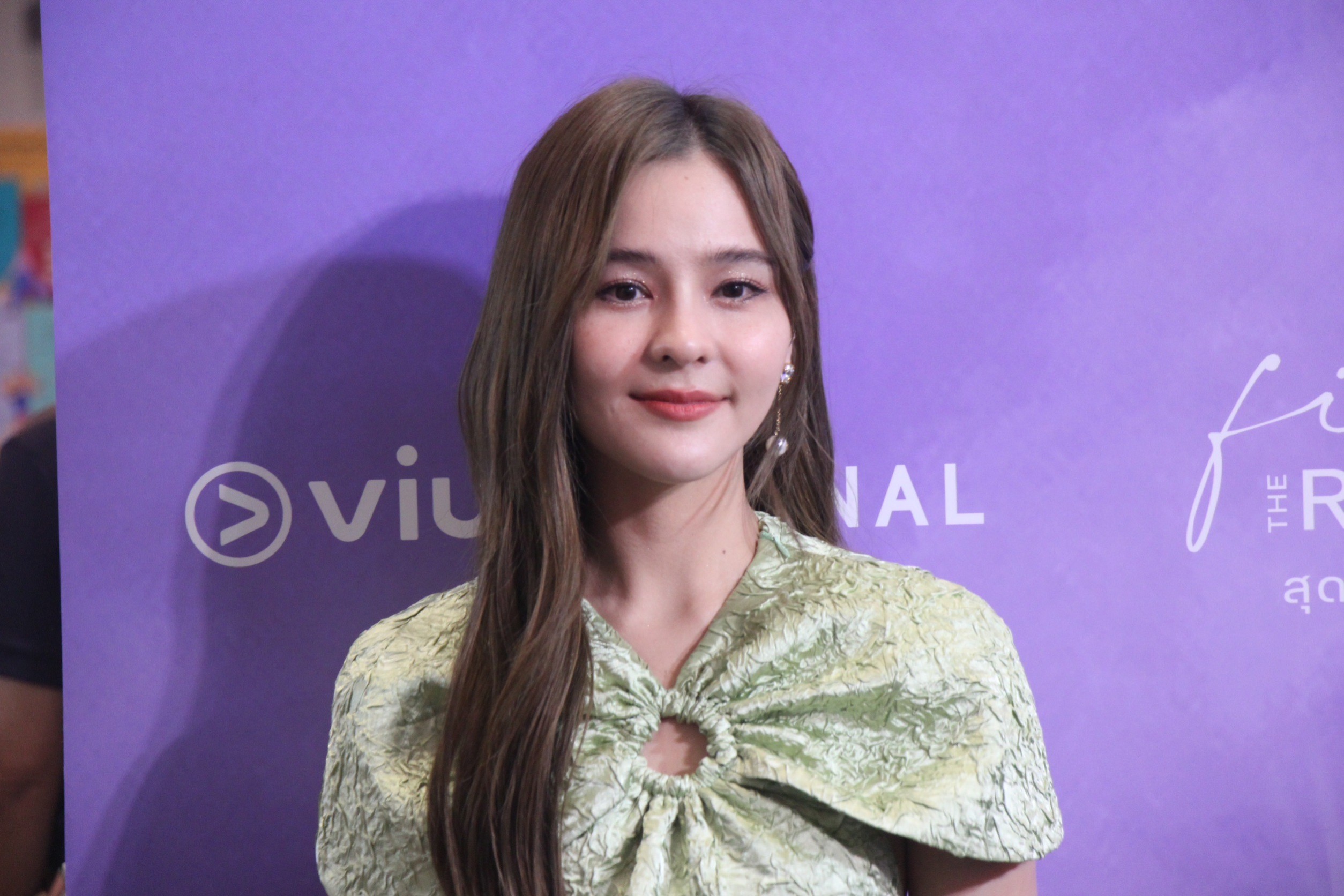 ออม สุชาร์ เผยความรัก 5 ปีแฮปปี้ดี แต่ยังไม่รีบแต่ง ออม สุชาร์ เผยความรัก 5 ปีแฮปปี้ดี แต่ยังไม่รีบแต่ง