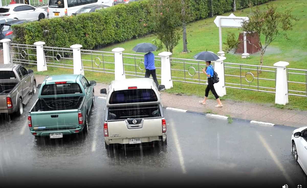 ฝนถล่มจ.ตราด น้ำท่วมขังรอบศาลากลางจังหวัด-ถนนสายหลัก ฝนถล่มจ.ตราด น้ำท่วมขังรอบศาลากลางจังหวัด-ถนนสายหลัก