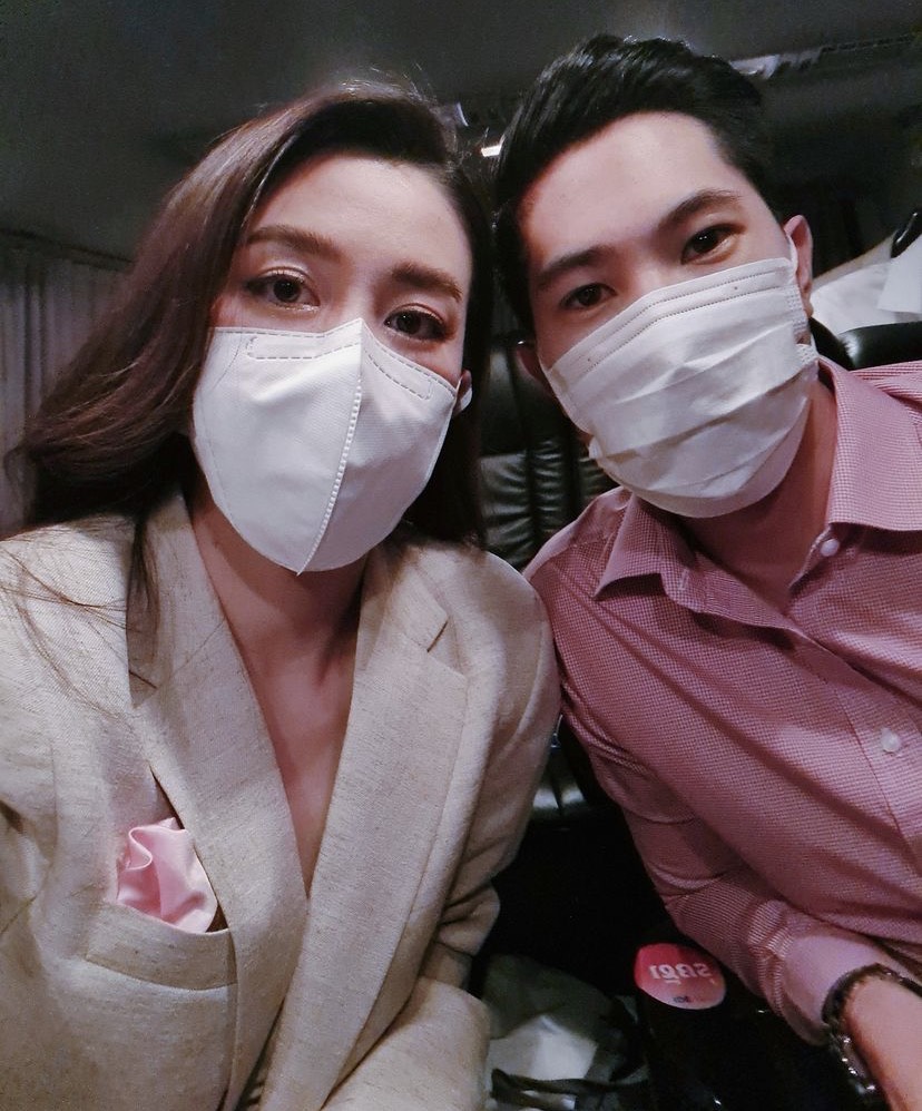 เชียร์ ฑิฆัมพร มอบถังออกซิเจน ให้ที่ รพ.สนามวัดช่องลม
