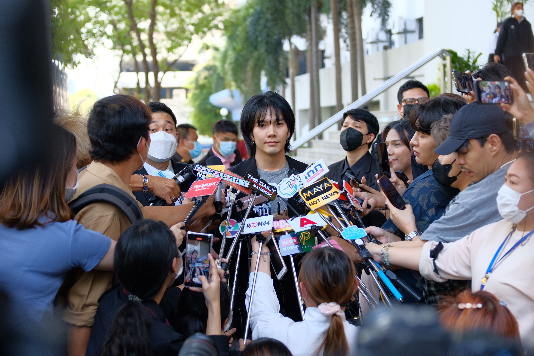 แฟนๆส่งกำลังใจจนติดเทรนด์หลัง บิว จักรพันธ์ ยื่นฟ้องอดีตแฟนสาวกรณีทำร้ายร่างกาย 