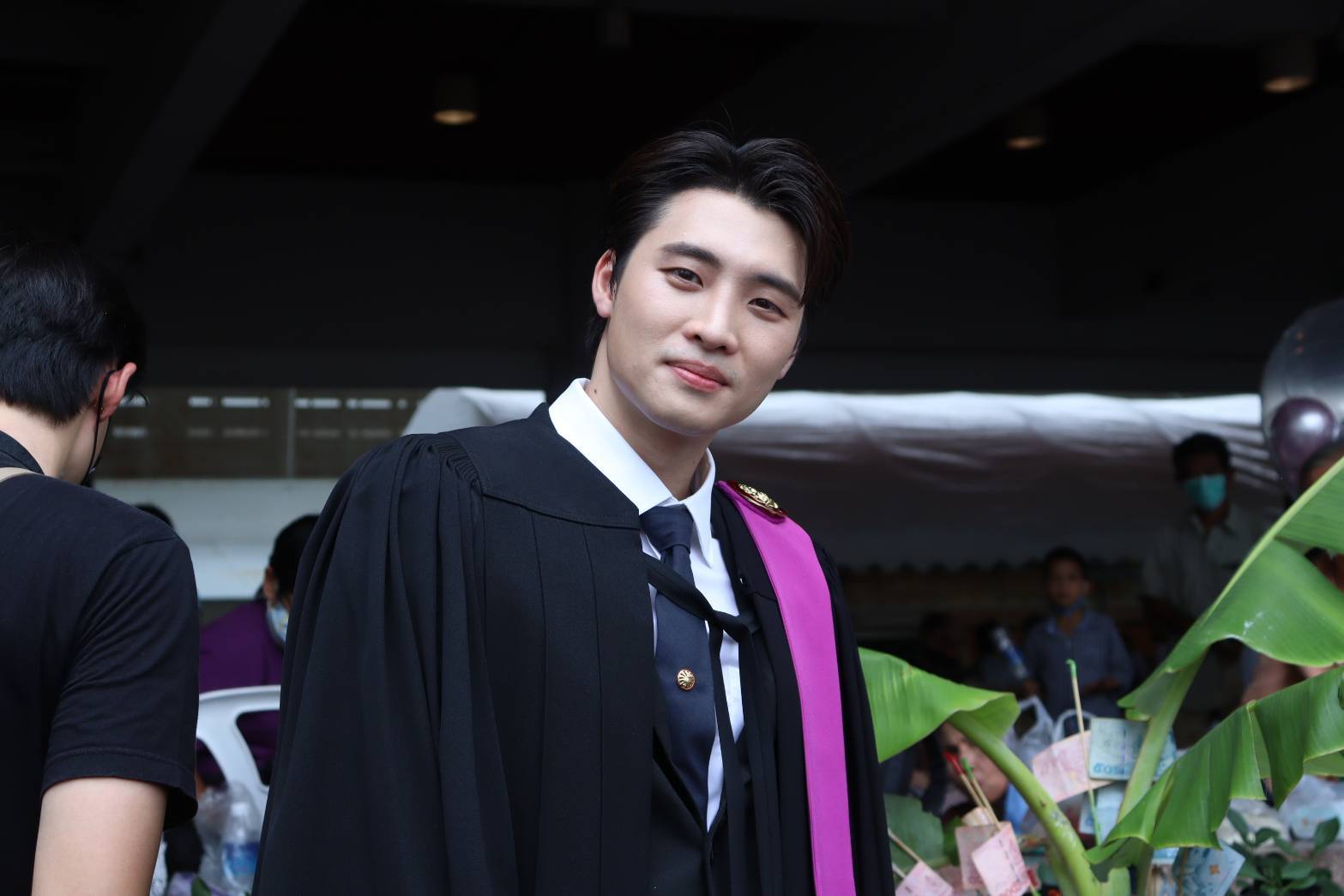 บัณฑิตป้ายแดง มีน พีรวิชญ์ เข้ารับปริญญา