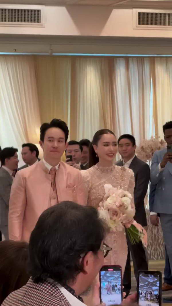 เบนซ์ ปุณยาพร เข้าพิธีหมั้น แก๊ป วิทนาถ เจ้าบ่าวหนุ่มนักธุรกิจตระกูลดัง เบนซ์ ปุณยาพร เข้าพิธีหมั้น แก๊ป วิทนาถ เจ้าบ่าวหนุ่มนักธุรกิจตระกูลดัง