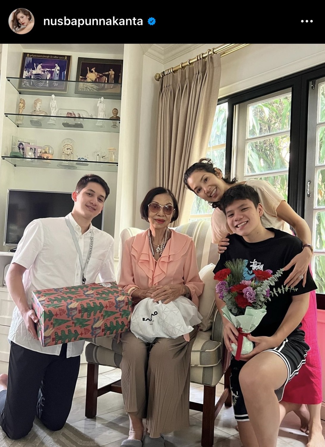 เปิดภาพสุดอบอุ่น นุสบา พาลูกชายมอบของขวัญให้คุณยายในวันปีใหม่