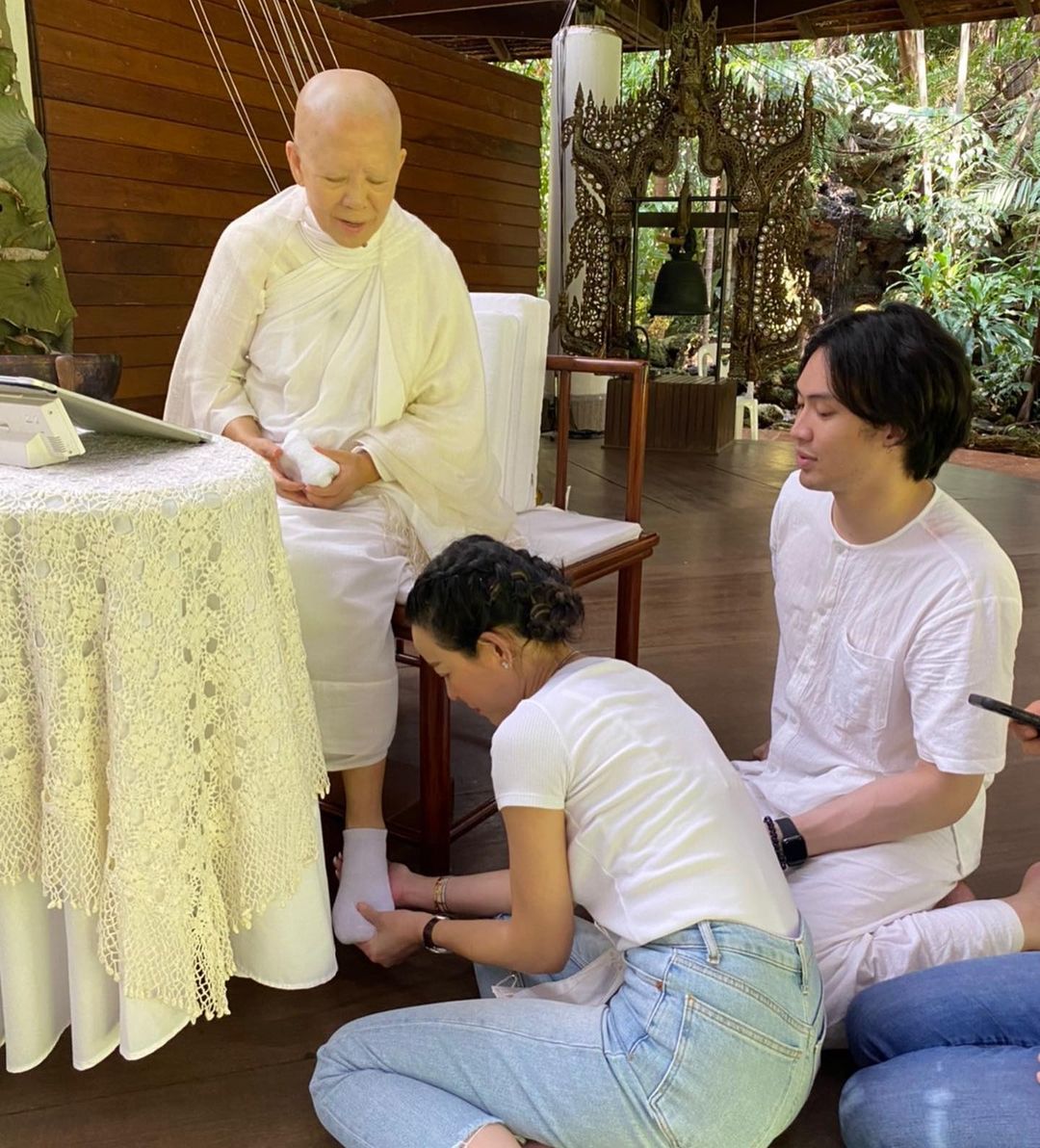 ดีเจมะตูม นุ่งขาวห่มขาวปฏิบัติธรรม หลังเจอมรสุมชีวิตชีวิตครั้งใหญ่ ดีเจมะตูม นุ่งขาวห่มขาวปฏิบัติธรรม หลังเจอมรสุมชีวิตชีวิตครั้งใหญ่