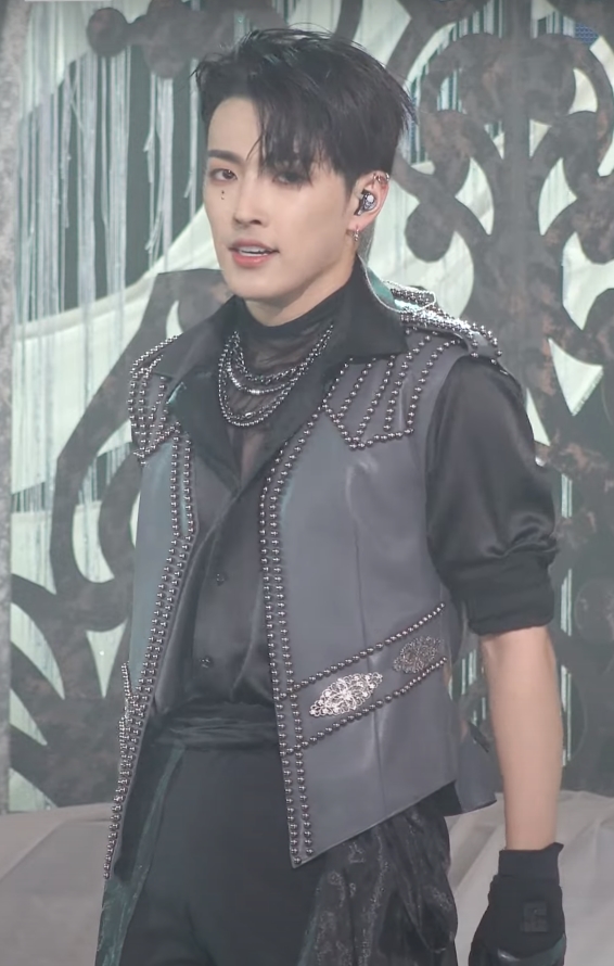  “ฮงจุง” วง “ATEEZ”  ไมค์กระแทกฟันจนบิ่นระหว่างแสดงคอนเสิร์ต