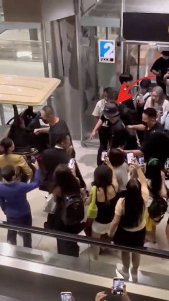 ห่วงความปลอดภัย!! 'หวังอี้ป๋อ' ถูกรุมล้อมที่สนามบิน หลังเดินทางถึงเมืองไทย ห่วงความปลอดภัย!! 'หวังอี้ป๋อ' ถูกรุมล้อมที่สนามบิน หลังเดินทางถึงเมืองไทย