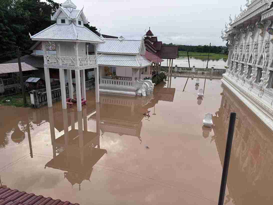 น้ำทะลักเข้าท่วมบ้านเรือน จ.น่าน ชาวบ้านต้องขนของขึ้นที่สูงกลางดึก