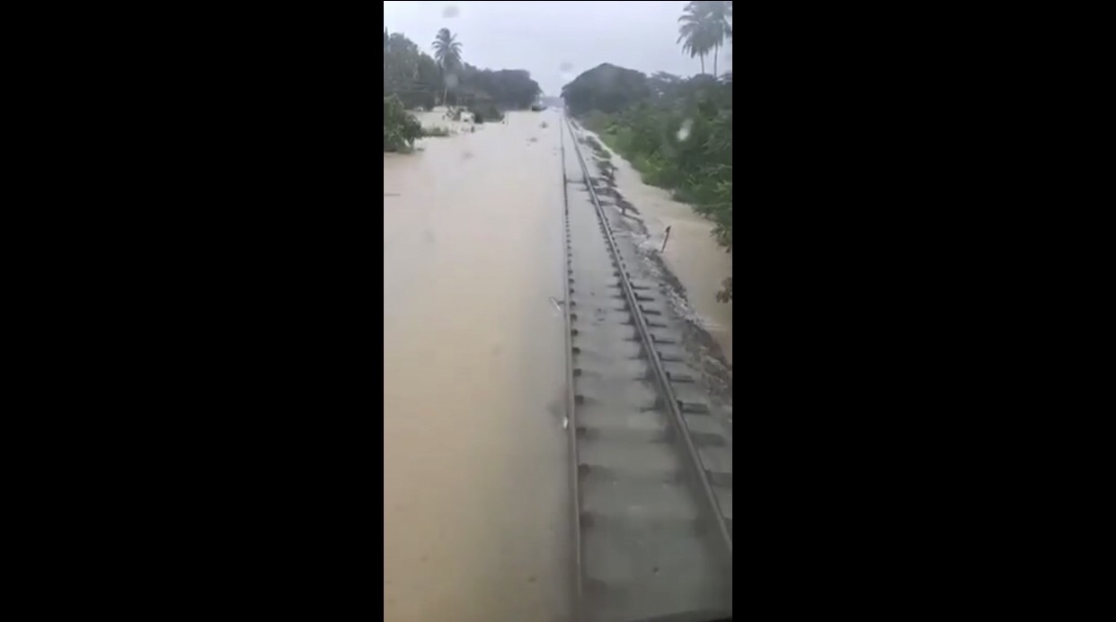 เปิดภาพ ฝนถล่มสงขลา น้ำท่วมตัดขาดถนน - ทางรถไฟสายใต้อัมพาต