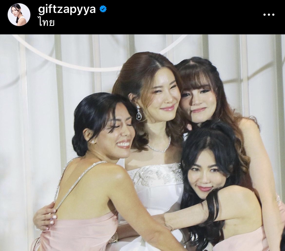 กิ๊ฟซ่า เล่าโมเมนต์รับช่อดอกไม้จาก เจ้าสาวเบลล์ ในวันที่ฉันโสด... กิ๊ฟซ่า เล่าโมเมนต์รับช่อดอกไม้จาก เจ้าสาวเบลล์ ในวันที่ฉันโสด...