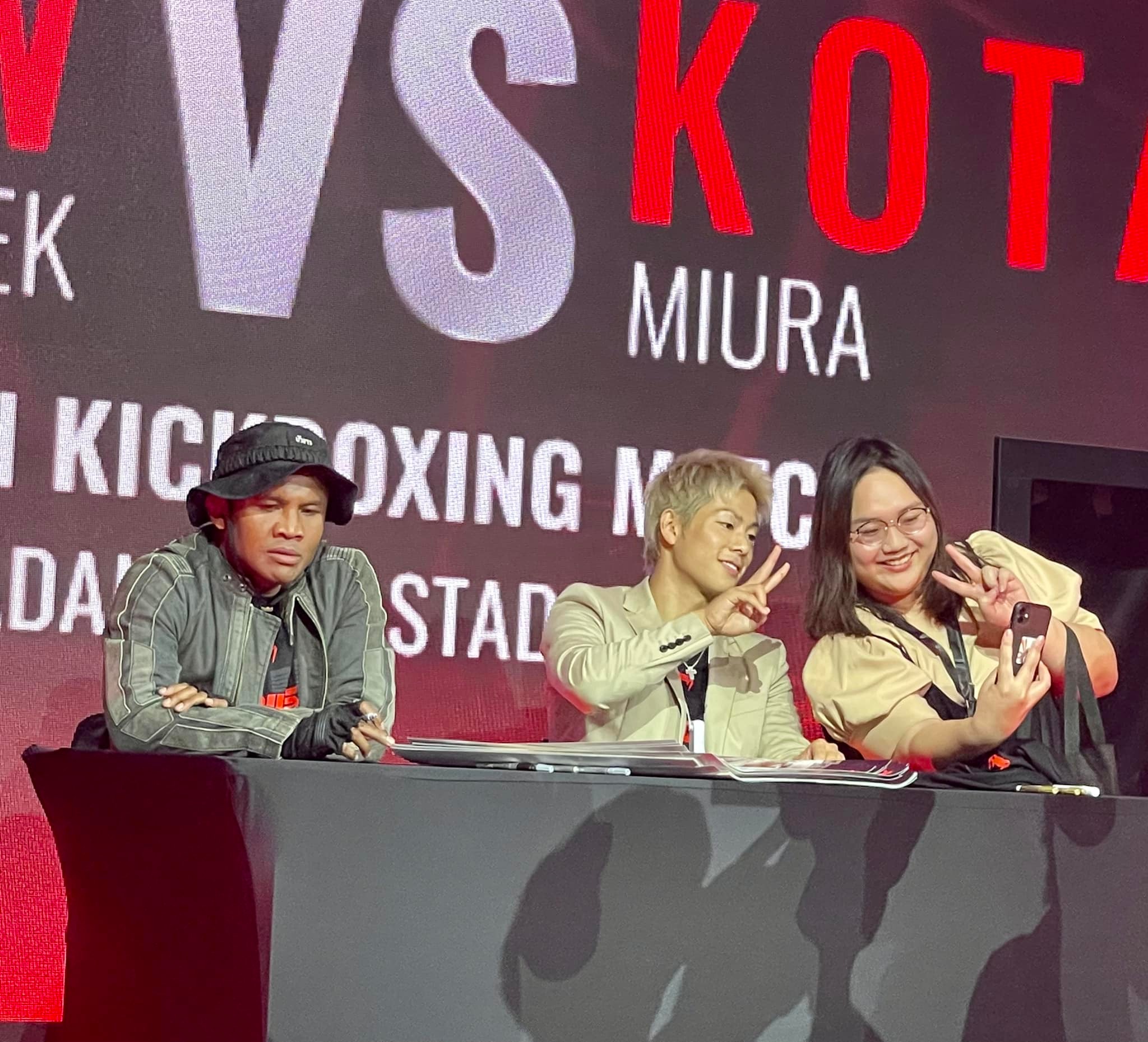‘บัวขาว’ แอบมองค้อนแถลงข่าวคู่ ‘โคตะ มิอุระ’ ชาวเน็ตวอนเมตตาน้องหน่อย ‘บัวขาว’ แอบมองค้อนแถลงข่าวคู่ ‘โคตะ มิอุระ’ ชาวเน็ตวอนเมตตาน้องหน่อย