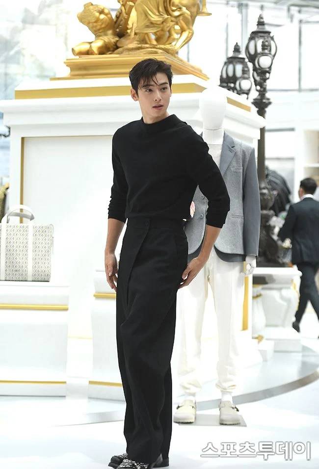 ‘ชาอึนอู’ หล่อออร่ามาเต็ม!! สุดวิ้งค์ก่อนลัดฟ้าจัดแฟนมีตไทย 30 ก.ค.นี้ (มีคลิป) ‘ชาอึนอู’ หล่อออร่ามาเต็ม!! สุดวิ้งค์ก่อนลัดฟ้าจัดแฟนมีตไทย 30 ก.ค.นี้ (มีคลิป)