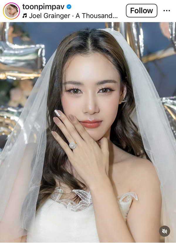 ตูน พิมพ์ปวีณ์ สุดเซอร์ไพร์ส! ถูกแฟนหนุ่มคุกเข่าขอแต่งงาน ตูน พิมพ์ปวีณ์ สุดเซอร์ไพร์ส! ถูกแฟนหนุ่มคุกเข่าขอแต่งงาน