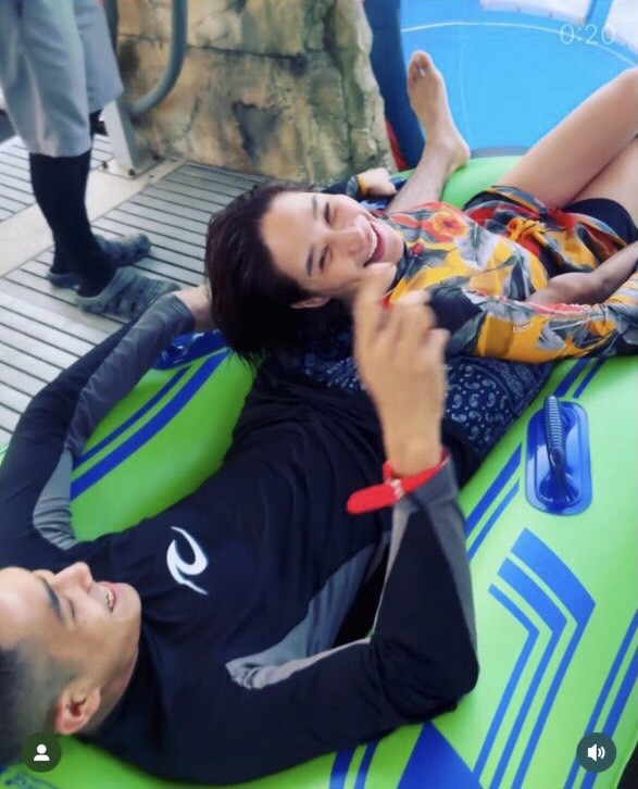 เสิร์ฟความหวานให้เเฟนๆ “พลอย - โต้ง” อวดโมเมนต์เล่นน้ำสุดน่ารัก 