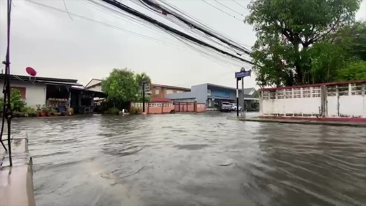 ฝนถล่มฉะเชิงเทรา! น้ำท่วมขังรอการระบาย ฝนถล่มฉะเชิงเทรา! น้ำท่วมขังรอการระบาย