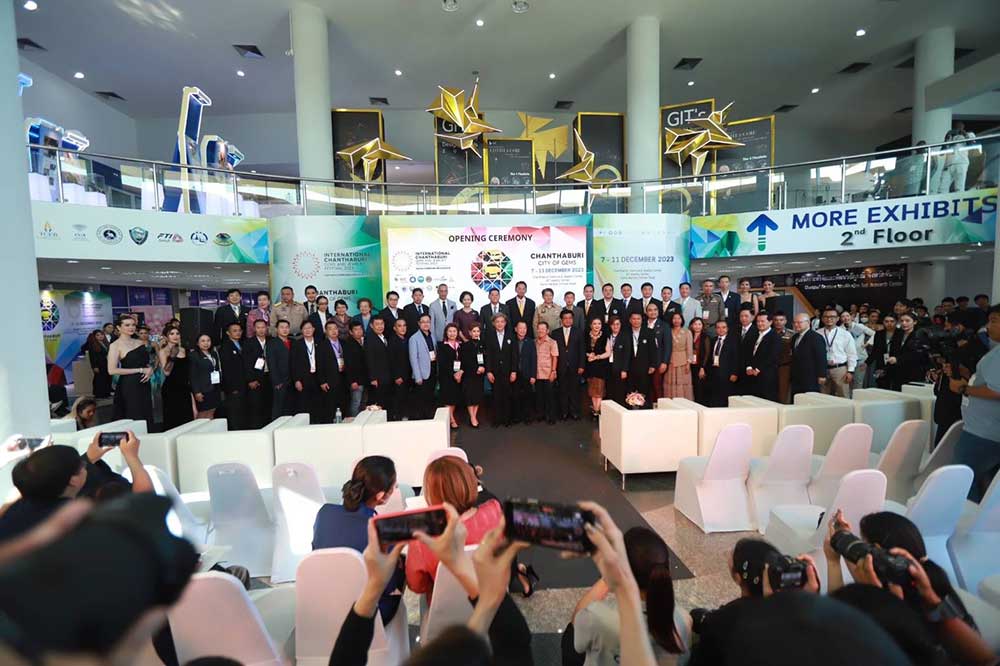 พณ. เปิดงานยิ่งใหญ่ จับมือจังหวัดจันทบุรี ตอกย้ำการเป็น “นครอัญมณีโลก” พณ. เปิดงานยิ่งใหญ่ จับมือจังหวัดจันทบุรี ตอกย้ำการเป็น “นครอัญมณีโลก”