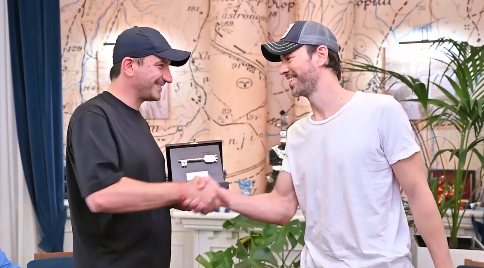 “Enrique Iglesias”  ได้รับกุญแจเมือง “Tirana ” จากนายกเทศมนตรี  