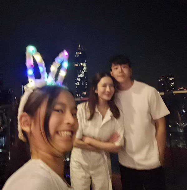 แอฟ ทักษอร ควง นนกุล ร่วมเคาท์ดาวน์ ปีใหม่ 2568 กับครอบครัวสุดอบอุ่น แอฟ ทักษอร ควง นนกุล ร่วมเคาท์ดาวน์ ปีใหม่ 2568 กับครอบครัวสุดอบอุ่น